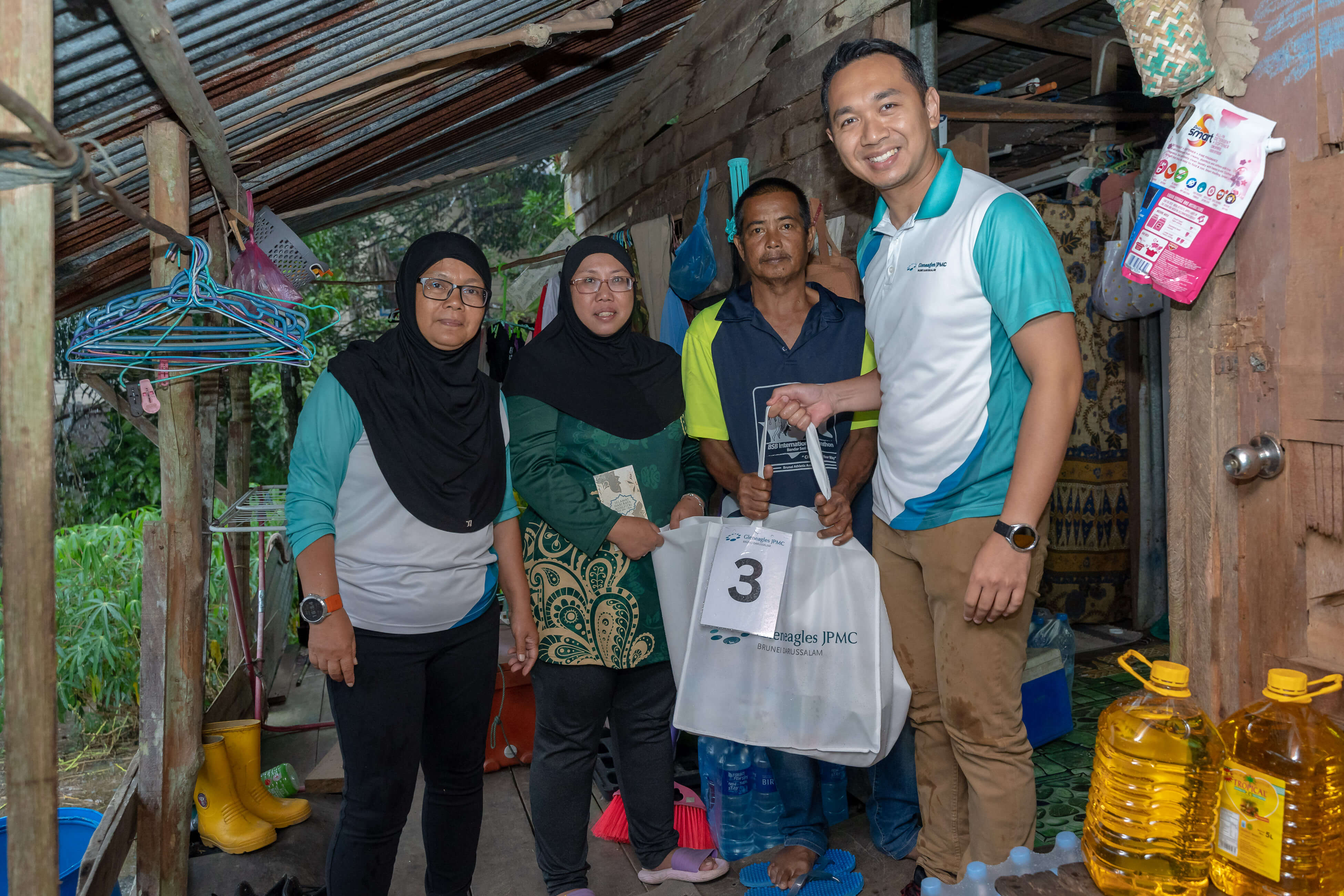 Gleneagles JPMC partners with Majlis Kesejahteraan Masyarakat (MKM) for Ramadhan Charity Drive to underprivileged families in Temburong